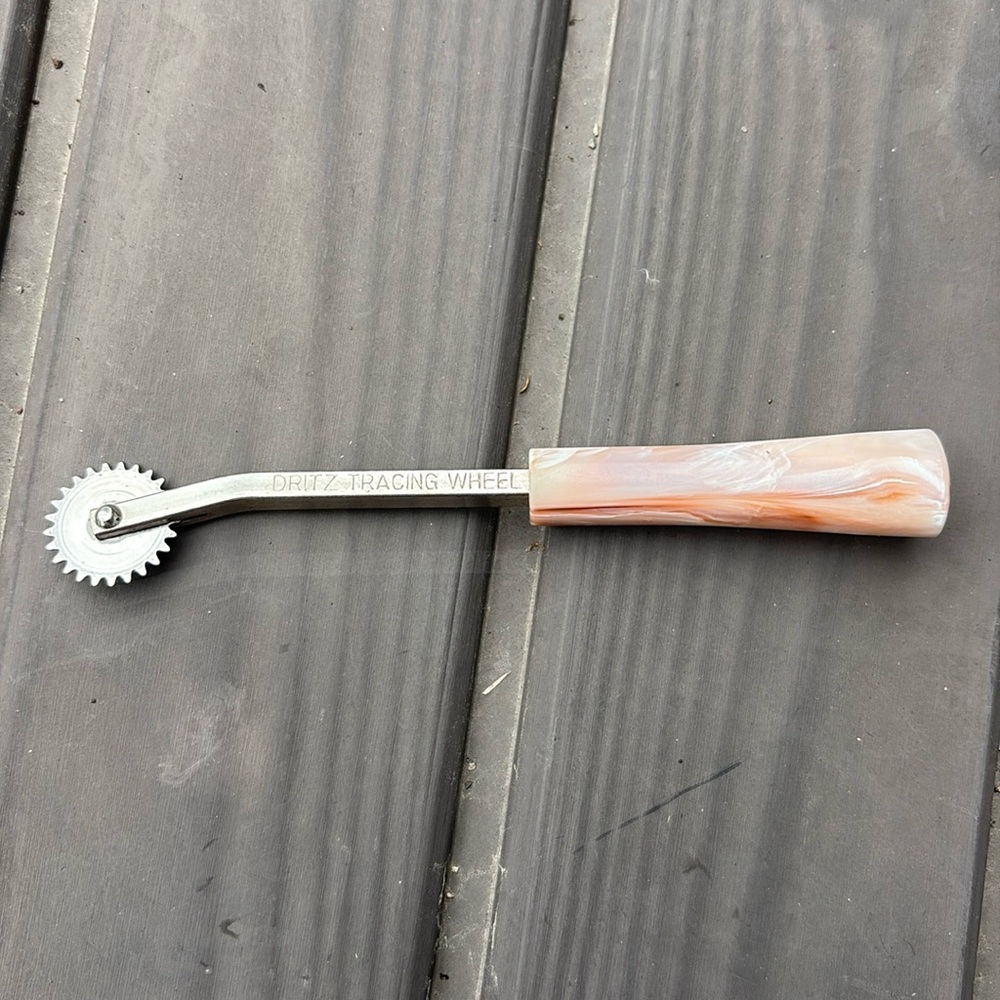Vintage Dritz Smooth Edge Seamtress Tracing Wheel With Bakelite Marbled Handle